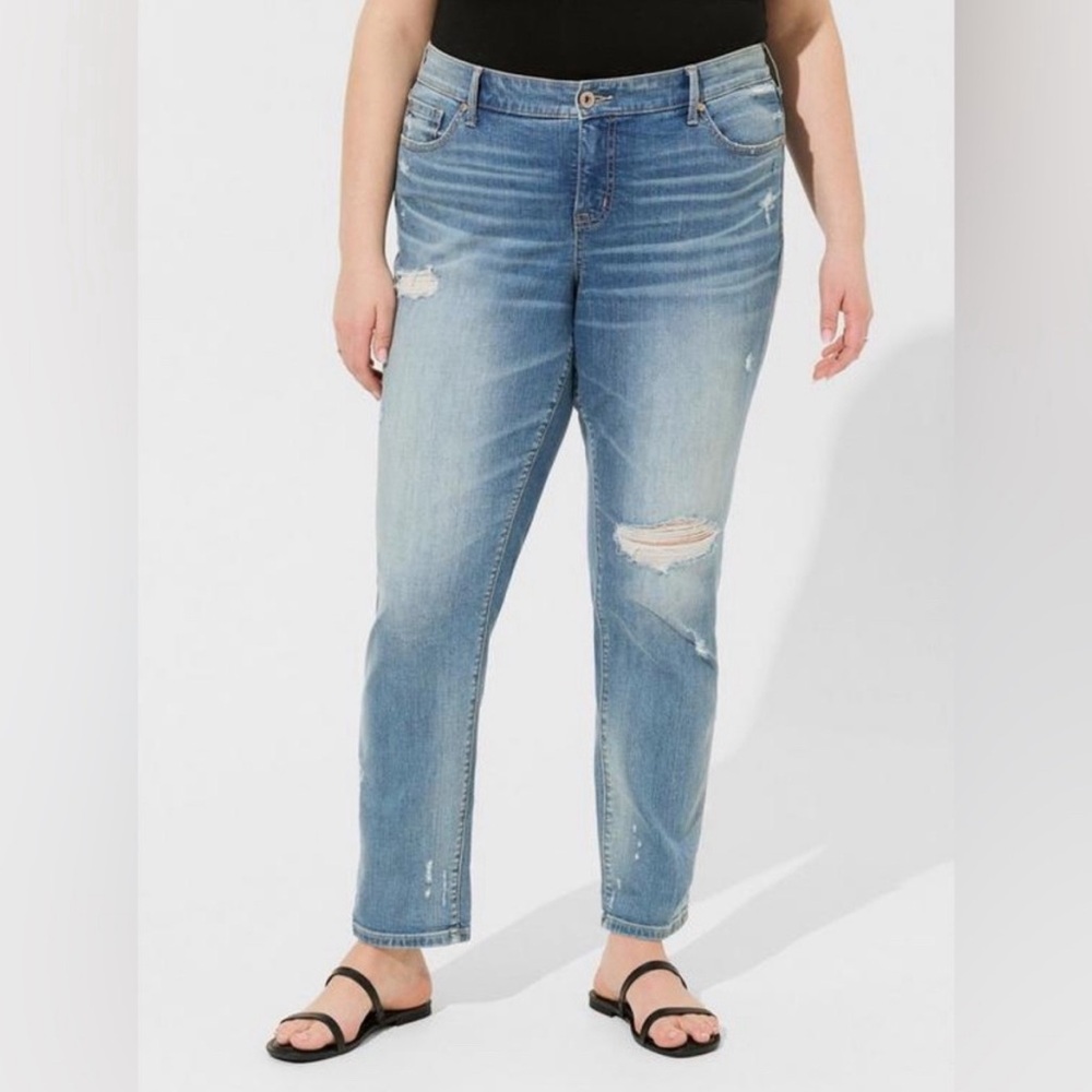 NWT Torrid Boyfriend Mid Rise Relaxed Fit Straight Leg Distressed Jean Size 16R